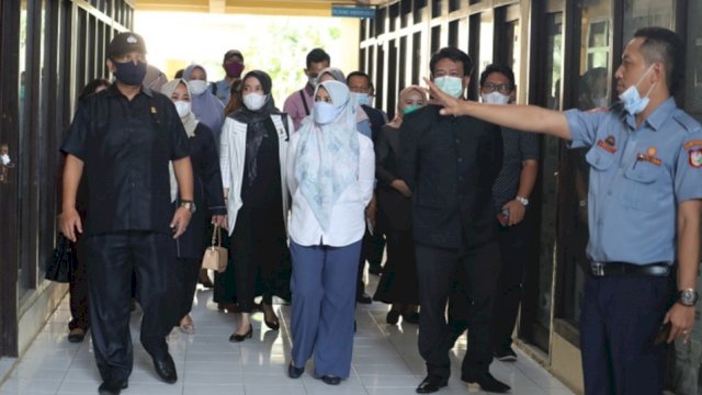 Rombongan komisi B DPRD Makassar siang ini disambut langsung Direktur Utama PD. Terminal Arsony beserta pejabat dan staff. (8/2).
