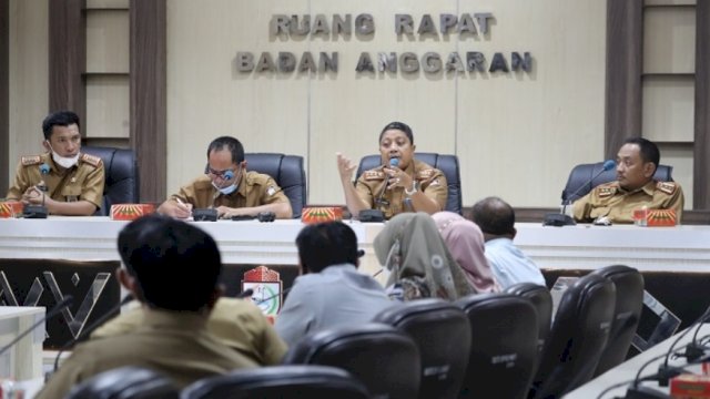 rapat bersama staff pendamping Sosialisasi peraturan Daerah Anggota DPRD, Selasa (09/02).

