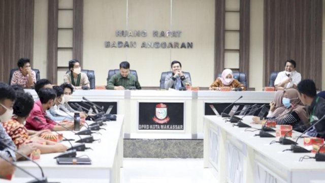 Himpunan Mahasiswa Islam (HMI) UNM Makassar berkunjung di Dewan Perwakilan Rakyat Daerah (DPRD) Kota Makassar. Di ruang Banggar Rabu (24/2/2021).