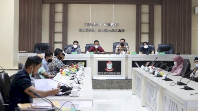 pembahasan dengan pihak terkait. Kamis (25/02/2021) di ruang badan anggaran DPRD Makassar.
