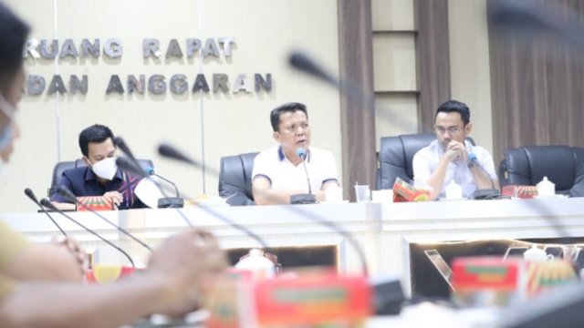 Komisi DPRD Makassar gelar rapat mediasi dengan menghadirkan Dinas Tenaga Kerja kota Makassar dan pihak PT. Alpine Indo Makmur, Selasa (02/03).