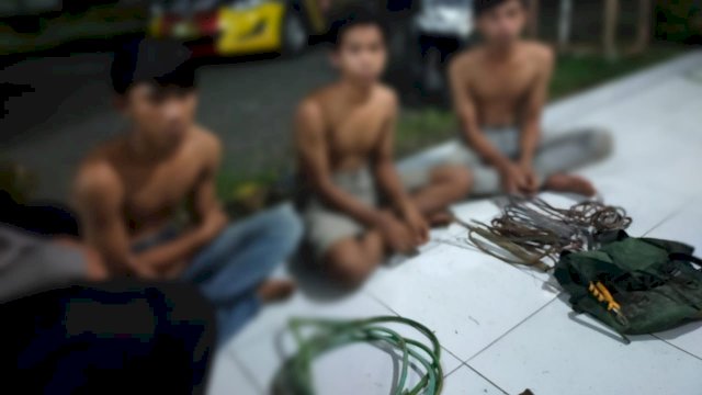 3 pemuda yang diamankan karena diduga curi kabel PLN di Kabupaten Gowa, Sulsel, Kamis (4/3). 