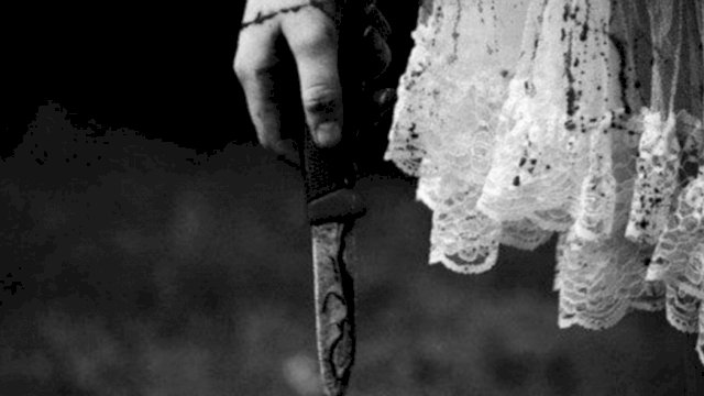 Foto ini adalah ilustrasi yang memperlihatkan seorang perempuan memegang pisau penuh darah. | Google/ist.