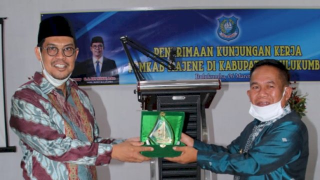 Wakil Bupati Bulukumba Edy Manaf (kiri) bersama Bupati Majene Lukman, Sabtu (6/3). ***