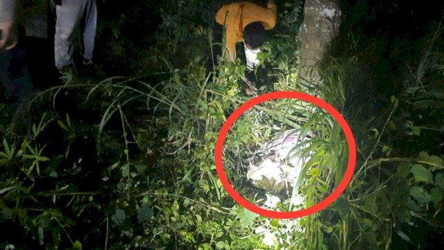 Penemuan mayat dalam karung di balik semak-semak di Kabupaten Gowa, Sulsel, Sabtu (6/3).