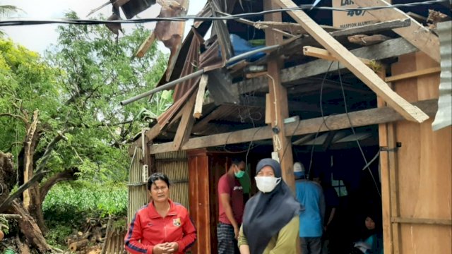 Dinas Sosial mengunjungi masyarakat yang menjadi korban pohon tumbang di Kelurahan Biringkassi, Kecamatan Binamu, Kabupaten Jeneponto, Sulawesi Selatan (Sulsel), Kamis (11/3).
