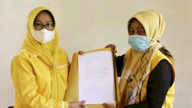 Andi Kartini Ottong saat mengambil formulir calon ketua Golkar Sinjai, (11/3).