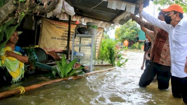 Wali Kota Makassar, Danny Pomanto, saat turun langsung memantau situasi bajiir dan mengunjungi warganya, Jumat (12/3).