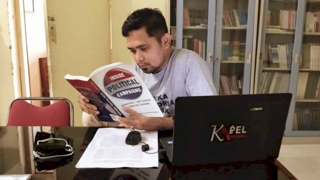 Koordinator KOPEL Sulsel, Ahamd Tang, disapa Ocha'. Saat ia berada di Kantor KOPEL di Makassar,  [Pribadi].