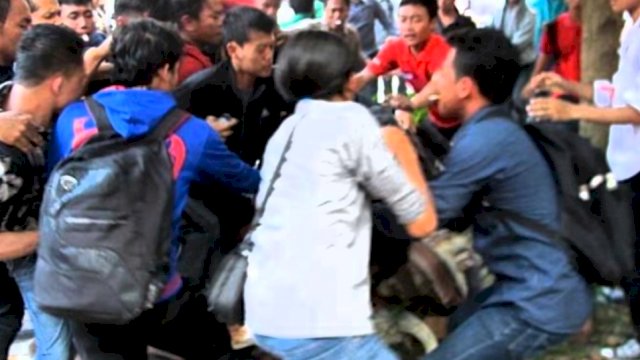 Sebuah ilustrasi pengeroyokan oleh warga kepada pelaku pembunuhan (massa).