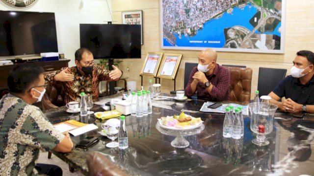 Danny melakukan pertemuan dengan Kepala Balai Besar Pompengan Jeneberang, Sabtu (13/3/21). 
