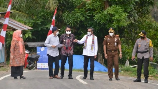 Saat Nurdin Abdullah ketika itu melakukan kunjungan kerja ke Kabupaten Sinjai, meninjau langsung  jalan penghubung Sinjai&ndash;Bulukumba, [Kamis, 7/1/2021].