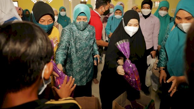 Istri Wali Kota Makassar dan Istri Plt Gubernur Sulsel, saat blusukan ke pengungsian korban banjir di Makassar, Sabtu (13/3).