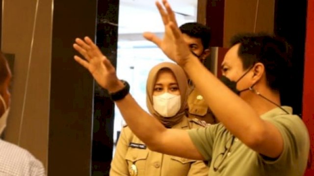 Danny mengecek lokasi vaksin di Hotel Dalton, Jalan Perintis Kemerdekaan, Selasa (16/3/2021).
