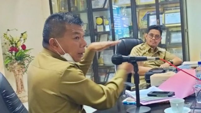 Saat Bupati dan Wakil Bupati berdiskusi bersama timnya dalam memproyeksikan program untuk peningkatan ekonomi di sektor pariwisata, Selasa (16/3). [trotoar.id].