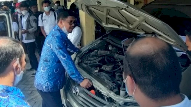 Edy Manaf saat melakukan pemeriksaan kendaraan dinas pejabat Pemkab Bulukumba, Rabu (17/3).
