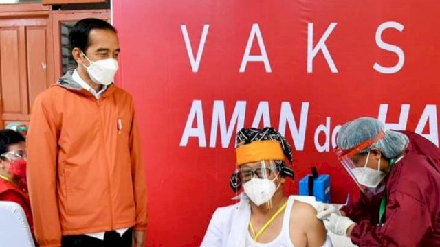 Presiden Jokowi saat meninjau langsung proses vaksinasi massal di Sulsel, Kamis (18/3).