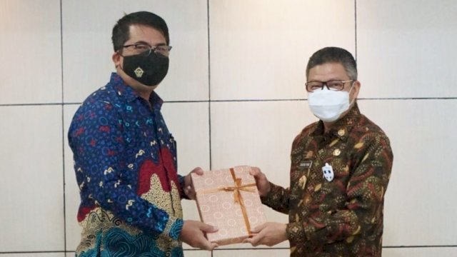 Taufan Pawe menyerahkan Laporan Keuangan Pemerintah Kota Parepare Tahun Anggaran 2020, di Kantor Badan Pemeriksaan Keuangan (BPK) Perwakilan Provinsi Sulsel, Jalan A. P. Pettarani, Jumat, (19/3/2021).
