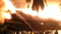 FOTO: Dikabarkan Rumah Adat Bone Terbakar Habis