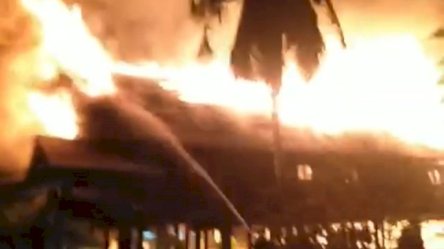 Video beredar kebakaran rumah adat Bone, Sabtu (20/3). 