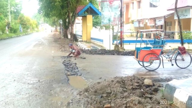 Bekas galian proyek perpipaan di Kabupaten Sinjai yang ditambal oleh tukang becak, 3 Maret 2021. [trotoar.id]