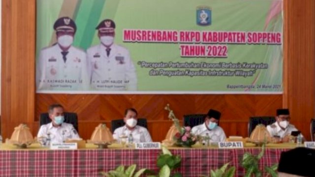 Kadis PLH Sulsel Andi Hasdullah, mewakili Plt Gubernur Sulsel dalam Musrenbang Kabupaten Soppeng, di Aula Gabungan Dinas Kabupaten Soppeng. Rabu (24/3). [int]