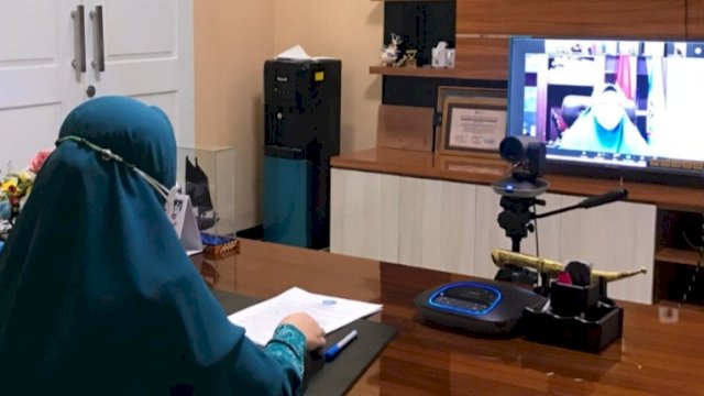 Naoemi Octarina saat membuka kegiatan Sosialisasi PAAR di Era Digital bagi Keluarga se Provinsi Sulawesi Selatan secara virtual, Rabu (24/3).
