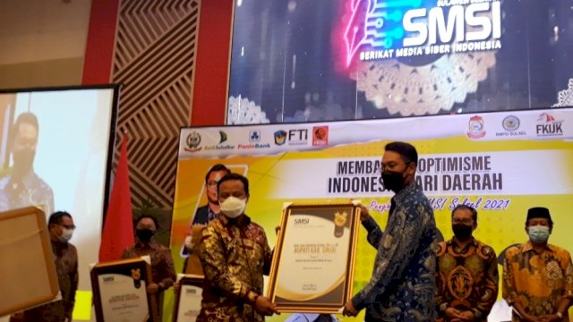 Saat Bupati Sinjai menerima penghargaan dari SMSI, Jumat (25/3). (trotoar.idl).