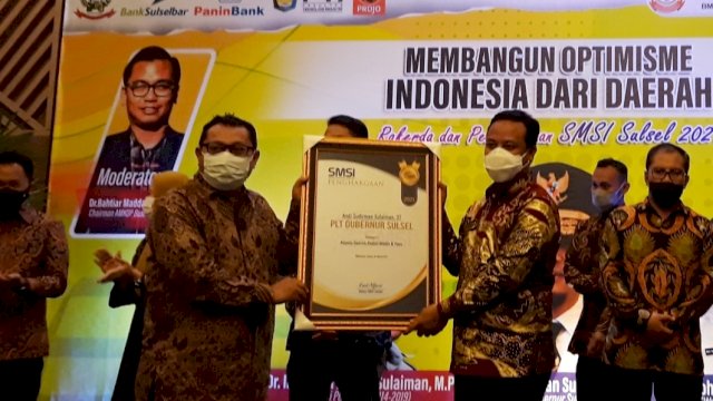 Ketua SMSI Pusat menyerahkan penghargaan kepada Plt Gubernur Sulsel, Jumat (26/3).(trotoar.id).