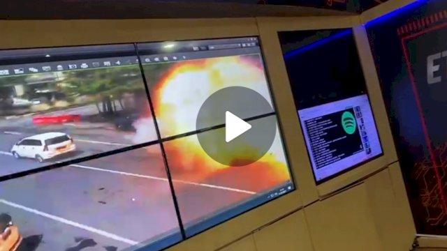 Detik-detik ledakan bom yang terekam CCTV, Jalan Kartini, Makassar, Minggu (28/3/2021), [trotoar.id].
