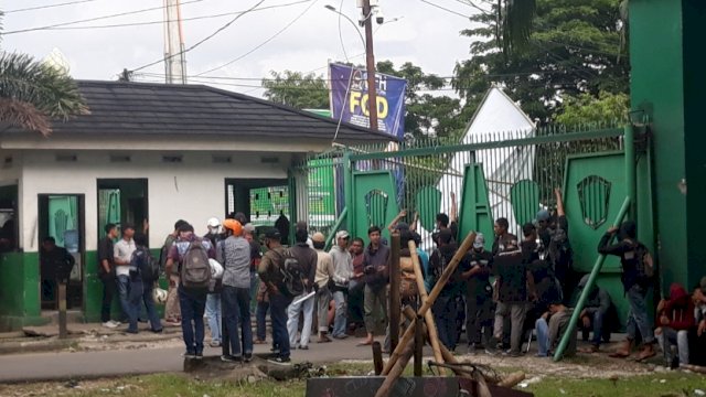 Puluhan mahasiswa yang tengah memblokir pintu keluar kampus UMI, Selasa (30/3/2021).