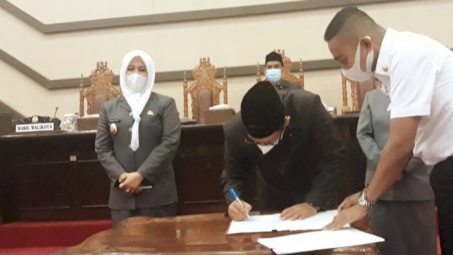 Penandatangan kesepakatan atas persetujuan perubahan nama perusda ke perseroda di Ruang Paripurna DPRD Makassar, Rabu (31/3).