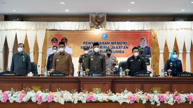 Andi Utta didampingi Edy Manaf, di kantor Bupati Bulukumba, Senin (1/3). | Hms/Ist.