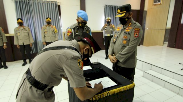 Kasat Resrkrim yang baru melakulan tanda tangan di hadapan Kapolres Sinjai, Selasa (2/3) | Sapri (Kontributor).