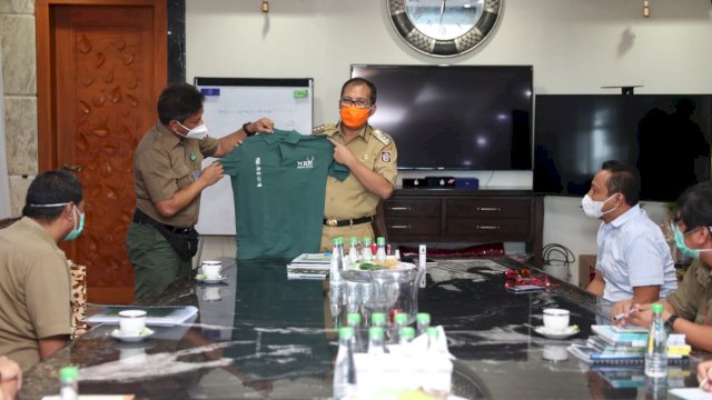 Danny Pomanto menerima kunjungan kepala kantor BBKSDA KLH Sulawesi Selatan Thomas Nifinluri di kediaman probadinya di Jalan Amirullah No. 18 Makassar, Selasa 2 Maret 2021