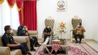 Serahkan Penghargaan, Plt Gubernur Apresiasi Kanwil Bea Cukai