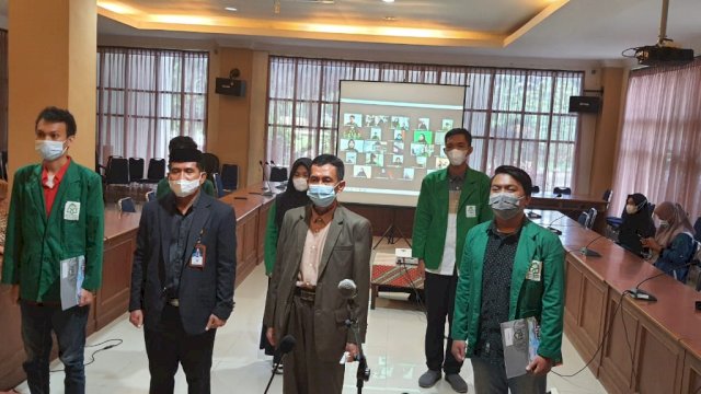 Pelantikan Sema U, Dema U, dan UKM sejajaran UIN Alauddin,  via Zoom dan dan Luar jaringan (Luring) di Ruang Rapat Lantai I Gedung Rektorat, Selasa (02/03/2021). | Hms/Iyan.