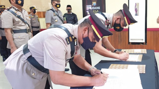 Penandatangan Pakta Integritas dua Kapolsek yang baru di lingkup Polres Gowa, Sulsel, Rabu (3/3). | Tr/Bs.