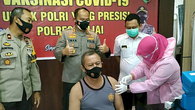 Saat vaksinasi covid-19 digelar di Mapolres Sinjai, Rabu (3/3). | Sapri (Kontributor).