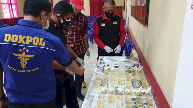 Satuan Narkoba dan Satuan Reskrim Polres Gowa dan Polsek Jajaran menjalani pemeriksaan urine di Aula Endra Dharmaleksana, Kamis (04/03/21).
