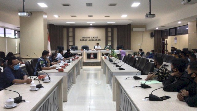 Rapat Dengar Pendapat dengan pihak Damkar Makassar dan pendaftar tenaga kerja pemadam kebakaran yang diinisiasi oleh Komisi D DPRD Kota Makassar, Jumat (5/3). | Al/trotoar.id