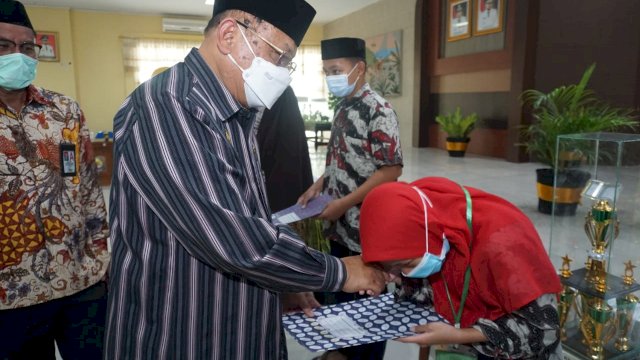 id&mdash;Seleksi Tilawah dan Hadist (STH) ke-XXVI tingkat Kabupaten Jeneponto hari ini resmi ditutup oleh Sekda Dr.dr. H.M. Syafruddin Nurdin M. Kes di ruang pola panrannuanta, Jumat (05/03/2021)