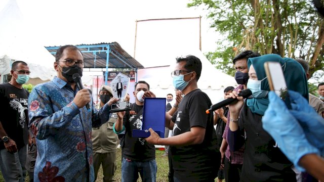 Danny saat membuka kontes burung berkicau, Minggu (7/3).