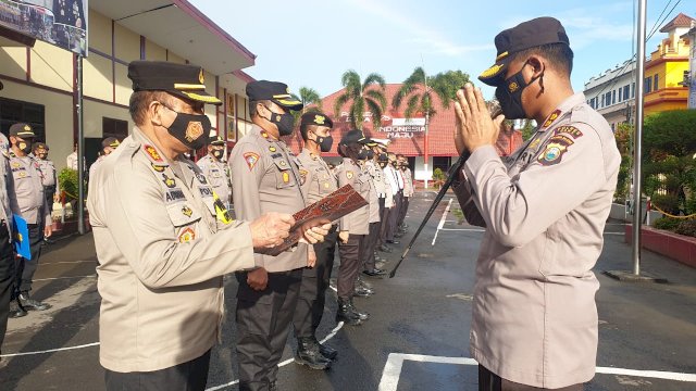 Penyerahan penghargaan oleh Kapolres ke personil di Mapolres Gowa, Senin (8/3).
