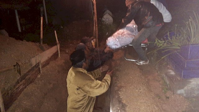 Proses pemakaman korban, Minggu (7/3) malam.