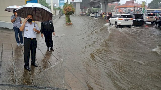 Danny Pomanto saat pantau banjir di Jalan A.P Pettarani Kota Makassar, Rabu (10/3).
