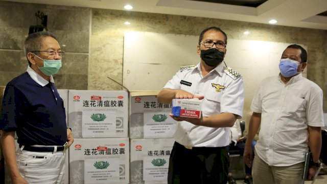 Wali Kota Makassar menerima bantuan masker dan suplemen dari Yayasan Buddha Tzu Chi Indonesia Makassar, Rabu (10/3/2021). Bertempat di Kediaman Wali Kota Makassar, Jalan Amirullah.

