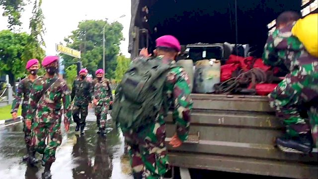 Lantamal VI Makassar berangkatkan Pasukan personel TNI AL ke lokasi banjir di kabupaten Takalar Provinsi Sulawesi Selatan, Rabu (10/3/2021).
