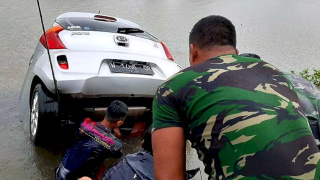 Saat Marinir TNI AL angkat mobil warga Makassar yang tenggelam akibat banjir, di Jalan Inspeksi Kanal II, Bangkala Kecamatan Manggala Kota Makassar, Rabu (10/03/2021).