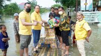 Peduli Sesama, Tim Golkar Peduli Bantu Korban Banjir di Makassar
